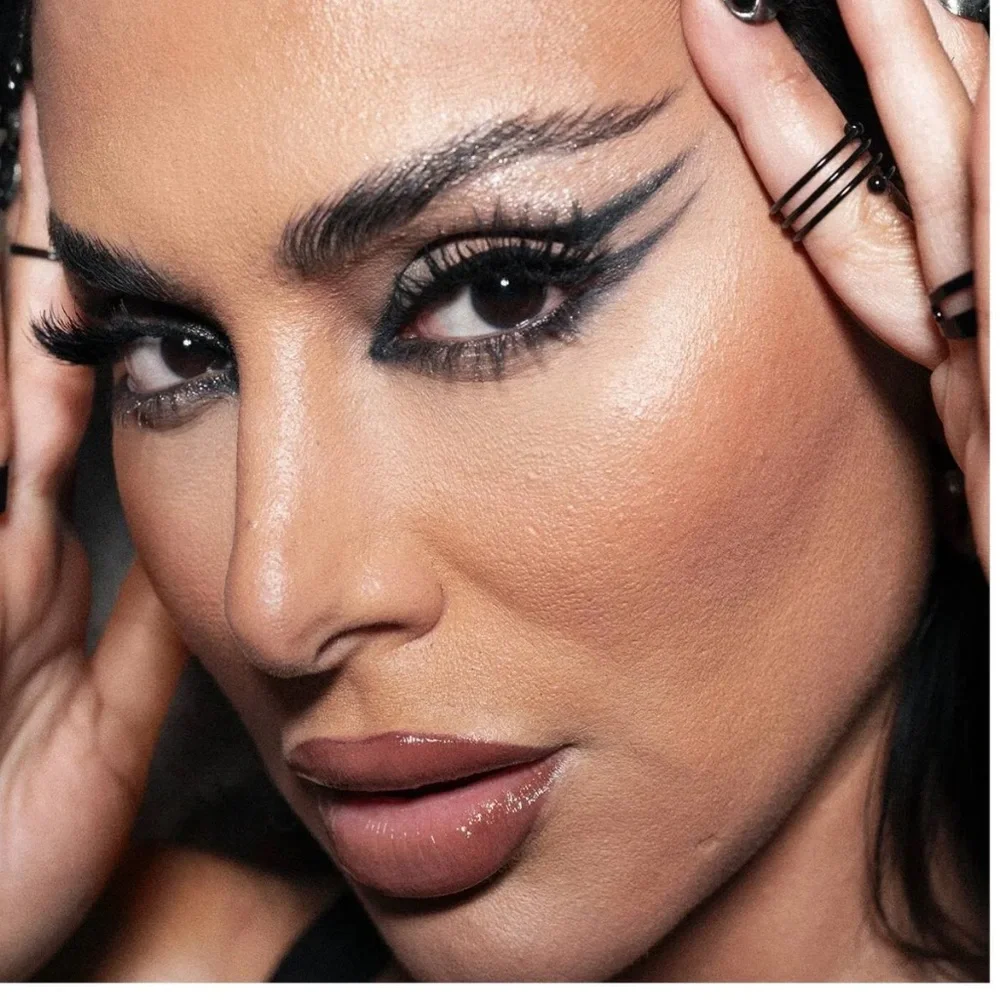 Huda Pretty Grunge Blush Gloss for face, lips color changing gloss